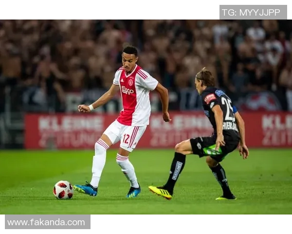 大个子足球球星展现力量与技巧的完美结合，超越常规的运动表现